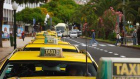 Hodonínským seniorům se uleví, od září nebudou muset přemýšlet, jak se dostanou například k lékaři. Sveze je taxi. Ilustrační foto