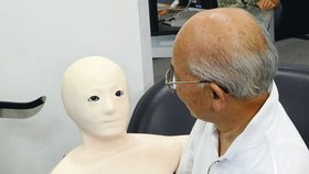 Komunikační nástroj s podobou člověka vyzkoušel japonský dědeček se svou vnučkou (v pozadí u počítače) a oba byli nadšení
