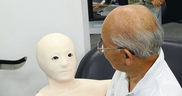 Komunikační nástroj s podobou člověka vyzkoušel japonský dědeček se svou vnučkou (v pozadí u počítače) a oba byli nadšení