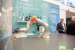 Robot Siemens míchá na brněnském výstavišti drinky.