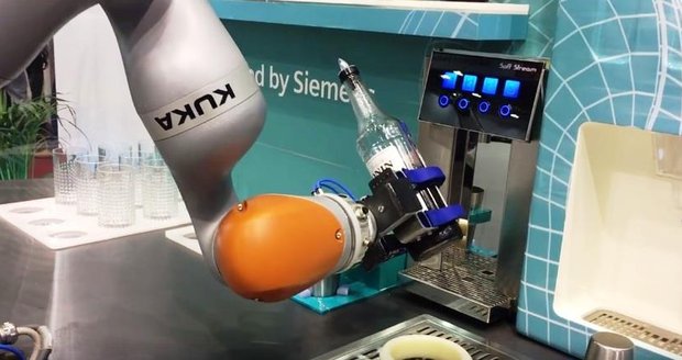 Robot Siemens míchá na brněnském výstavišti drinky.