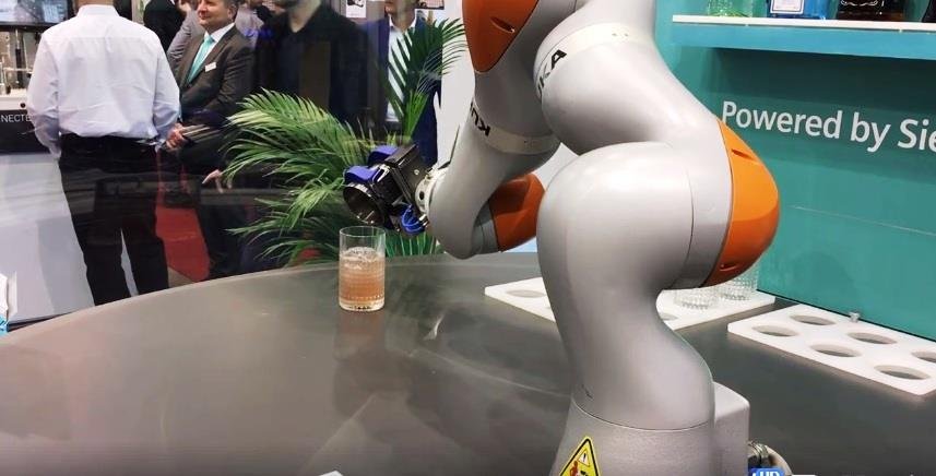 Robot Siemens míchá na brněnském výstavišti drinky.