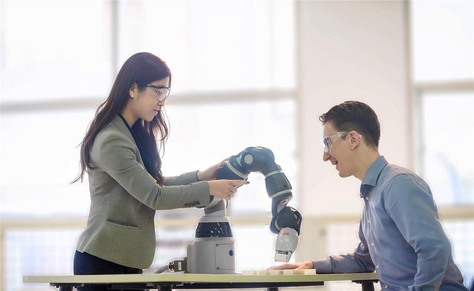 Z předchozích ročníků: Jednoruký robot YuMi může pracovat společně s lidmi v dílnách, laboratořích i na výrobních linkách.