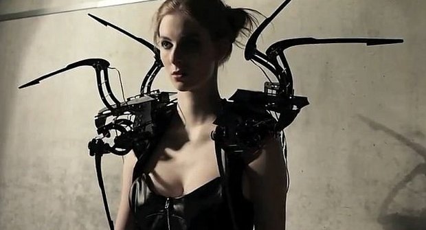 Psycho šaty z pavoukových robotů