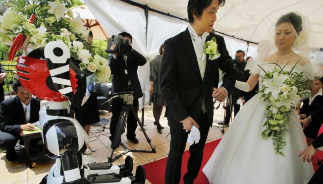 "Polibte nevěstu," vyzval robot kovovým hlasem ženicha