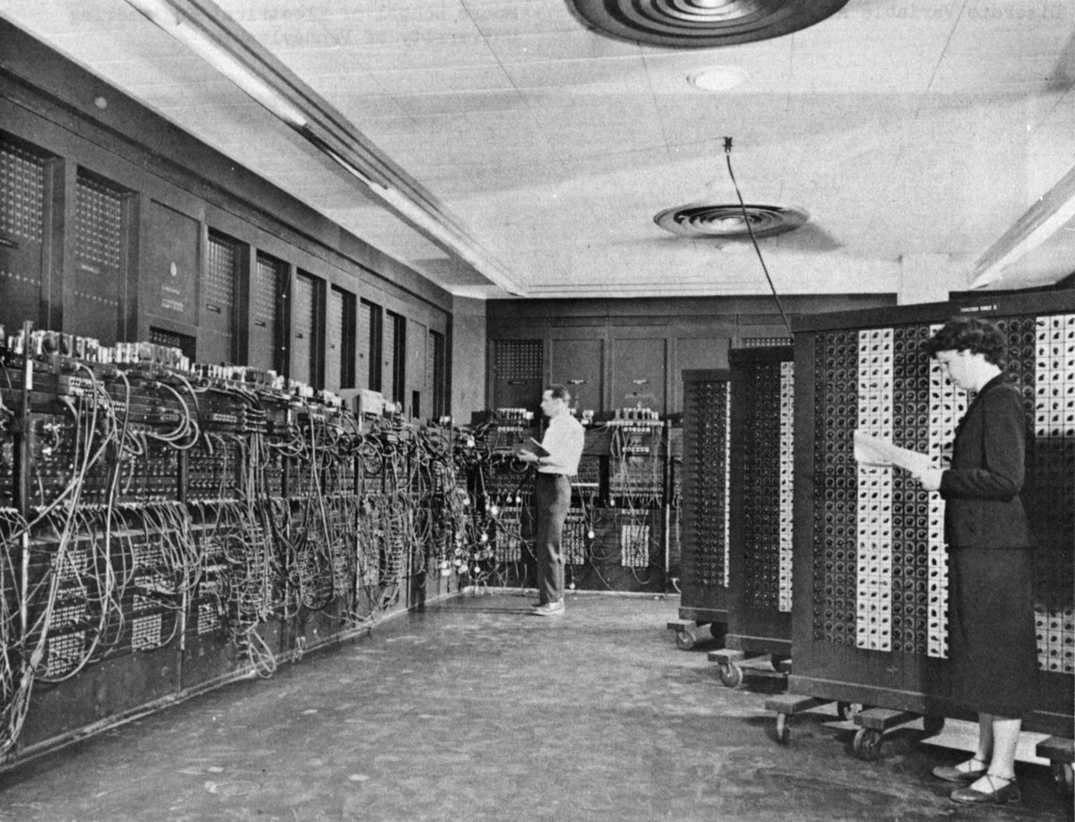 Pradědeček počítač - Průkopník počítačů Eniac je elektronkový počítač, jehož vývoj byl zahájen v roce 1943 v Pensylvánii v USA a dokončen byl po tříletém vývoji. Pracoval až do roku 1955 pro americkou armádu ve státě Maryland. Vážil 27 tun!