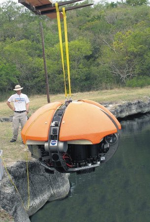 Podvodní robot není řízen člověkem. O tom, co bude ve vodě dělat, rozhoduje zcela sám.