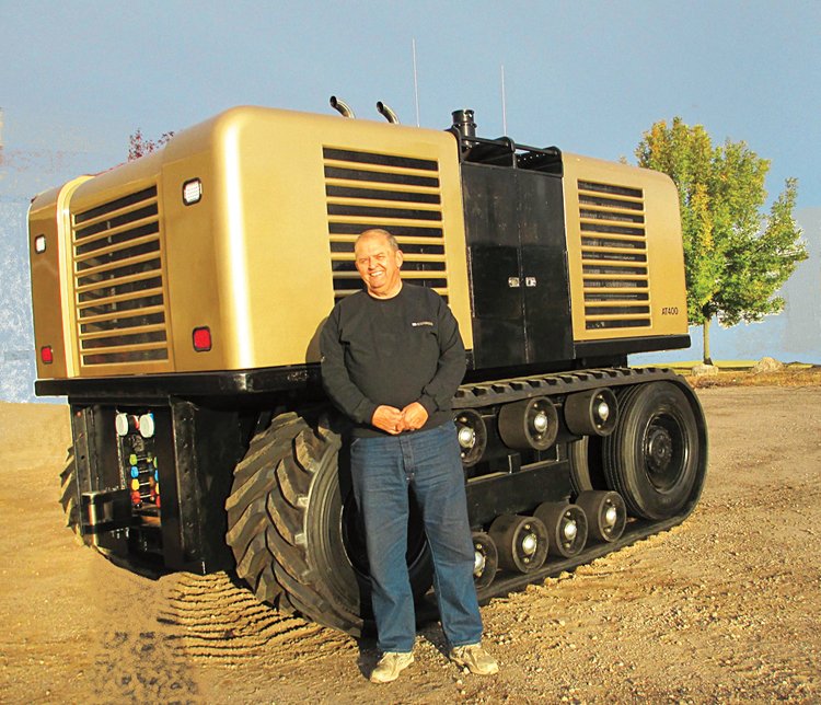 Robot (vzadu) pomáhá farmářovi (vpředu)