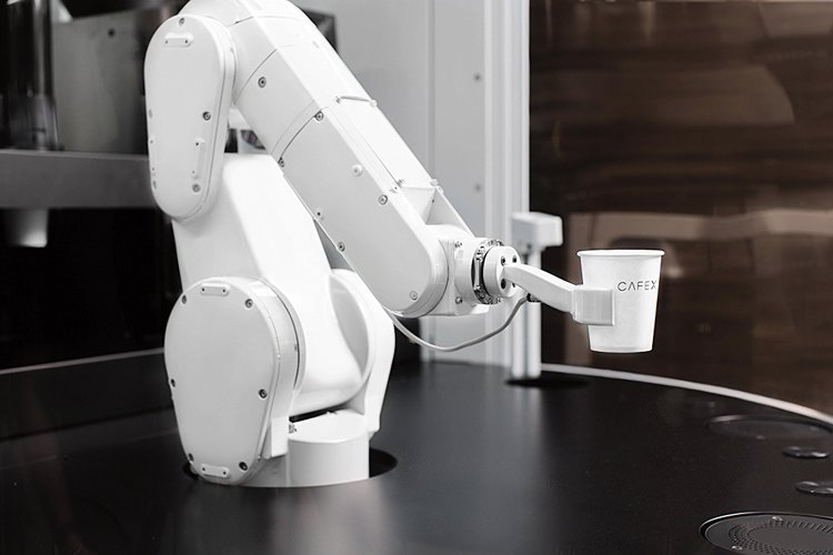 Podat kelímek kafe není pro robotickou ruku nic těžkého