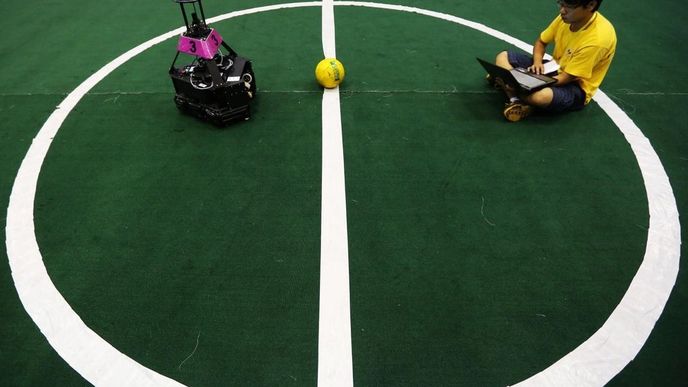 Roboti dnes již hrají i fotbal. (Foto: Profimedia)