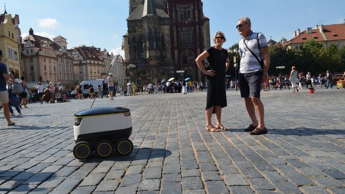 Roboti od Starship Technologies na Staroměstském náměstí