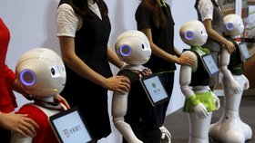 Roboti zvaní Pepper od SoftBank&#39;s při ukázce na Tchaj-wanu