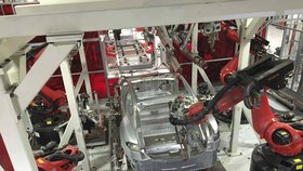 Na roboty se spoléhá i Tesla Motors z Californie, vyvíjející a testující auta bez řidičů
