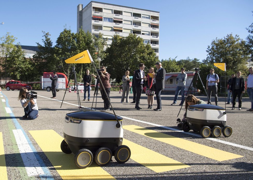 Ukázka poštovních robotů ve švýcarském Bernu