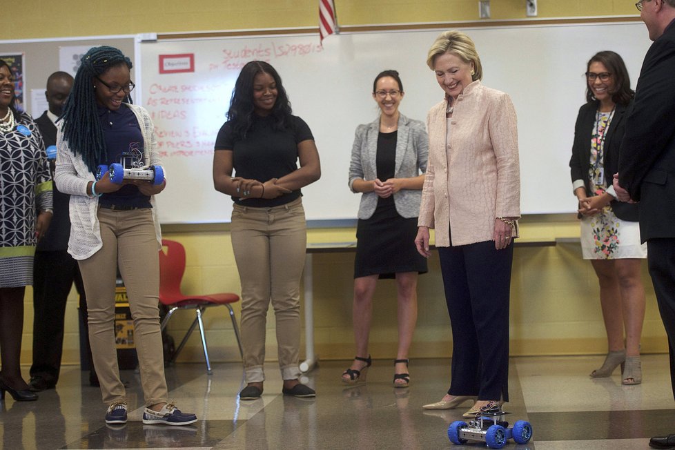 Na ukázku robotiky se vydala i americká prezidentská kandidátka Hillary Clintonová.