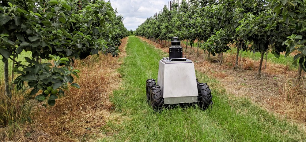 Robot Mamut je vybavený kamerami, LIDARem (laserový radar) a kompasem