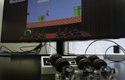 3D tištěná robotická ruka hraje videohru Super Mario Bros.