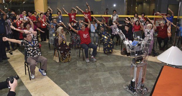 Robotrenéři cvičí seniory v Singapuru.