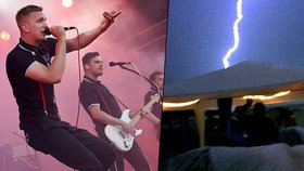 Hudební festival Rock am Ring v Německu zasáhla mohutná bouře a přerušila koncerty.