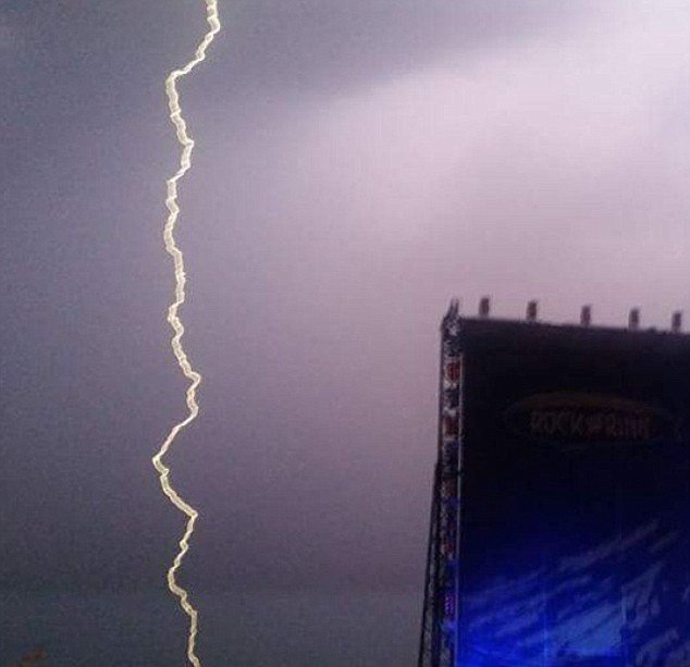 Hudební festival Rock am Ring v západním Německu zasáhla mohutná bouře.