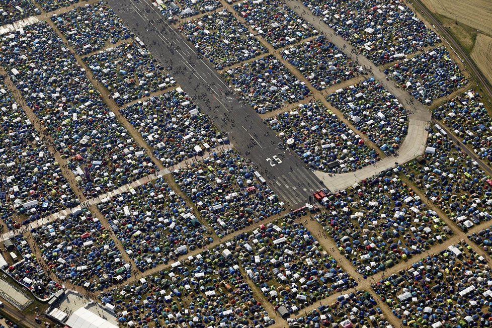 Hudební festival Rock am Ring v Mendigu: Letecký pohled na diváky koncertu.