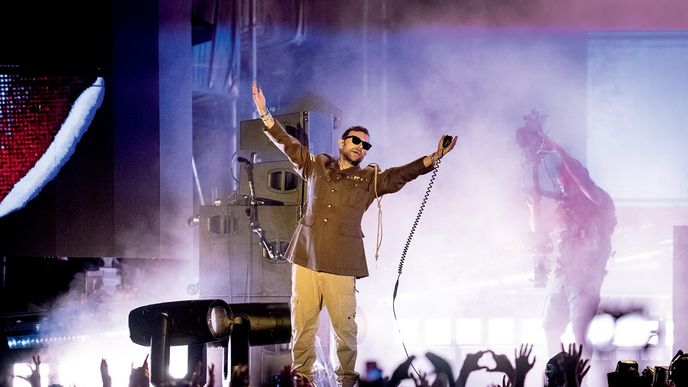 Damon Albarn – člověk, který ve své tvorbě mísí řadu nejen uměleckých inspirací, nejen hudebních žánrů i celých nejen národních kultur Damon Albarn – člověk, který ve své tvorbě mísí řadu nejen uměleckých inspirací, nejen hudebních žánrů i celých nejen národních kultur