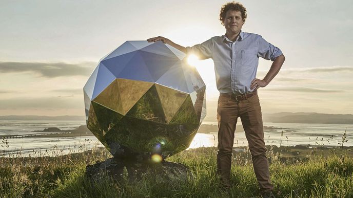 Peter Beck, šéf novozélandské firmy Rocket Lab, se svojí disko koulí, kterou poslal do vesmíru.