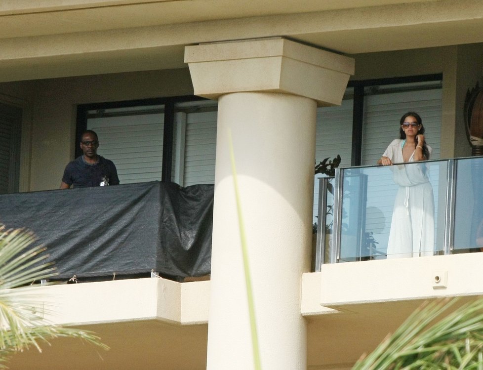 Eddie a Rocsi na balkoně v luxusním hotelu