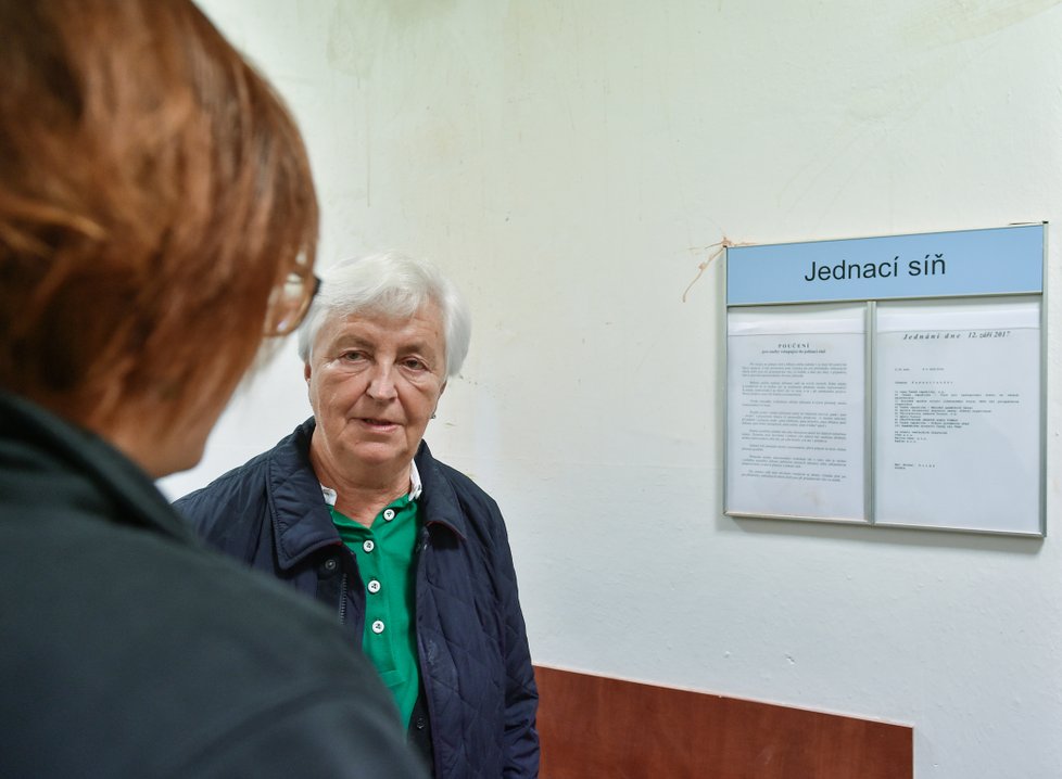 Dědička šlechtické rodiny Walderode Johanna Kammerlanderová přichází k jednání u Okresního soudu v Semilech.