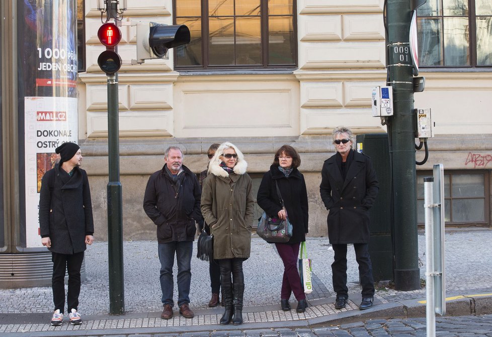 Rod Stewart na procházce Prahou