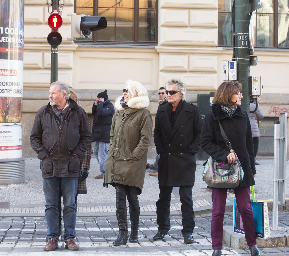 Rod Stewart na procházce Prahou