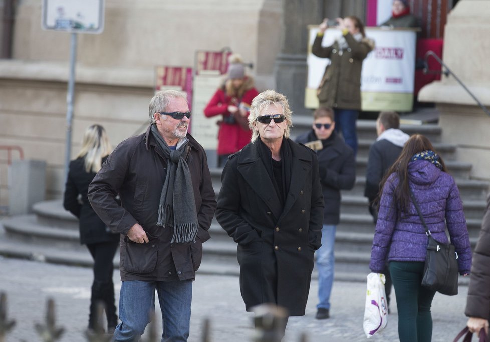 Rod Stewart na procházce Prahou