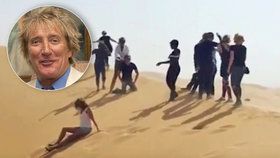 Sir Rod Stewart přestřelil: V poušti "podřezával" jako džihádista John!