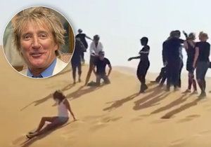 Rod Stewart si hrál v dunách na člena ISIS.