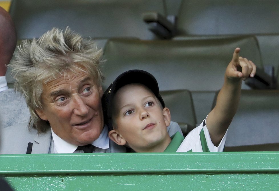 Tatínek nebo dědeček? Rod Stewart se synem