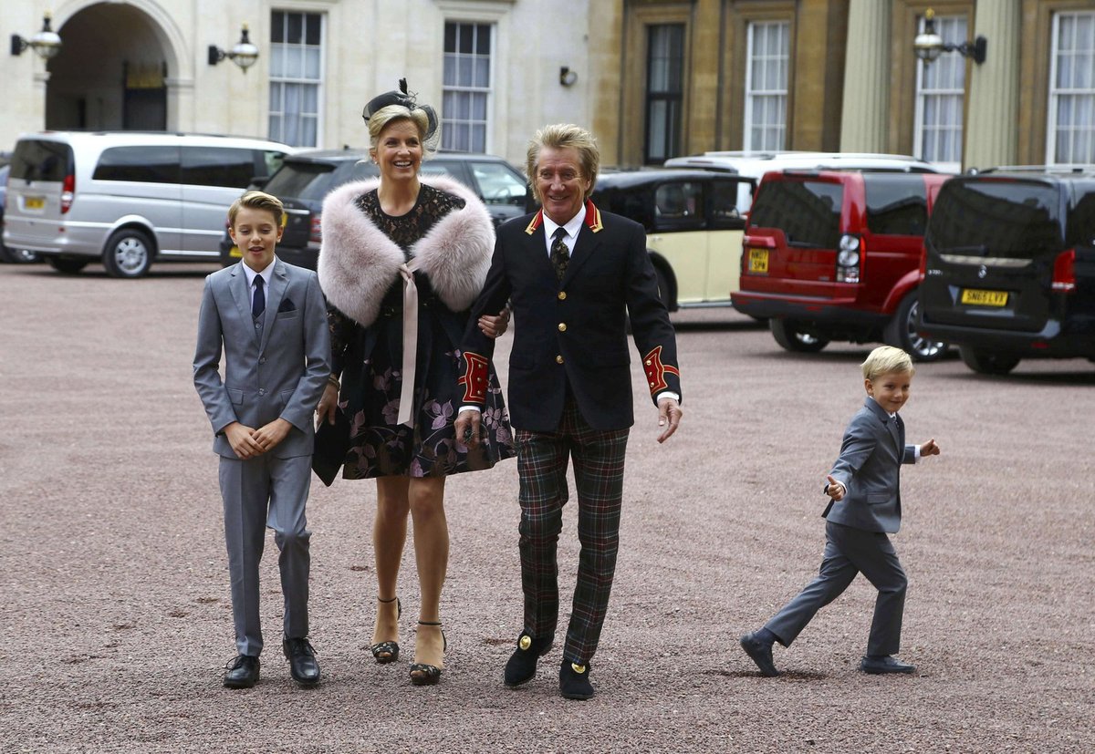 Rocker Rod Stewart s manželkou Penny Lancaster a jejich dětmi.