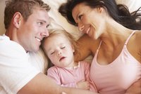 Mámy, které dávají své děti brzy spát, jsou šťastnější, tvrdí výzkum