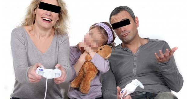 Rodiče se více věnovali hraní videoher než svému dítěti. Sebrala jim ho sociálka.