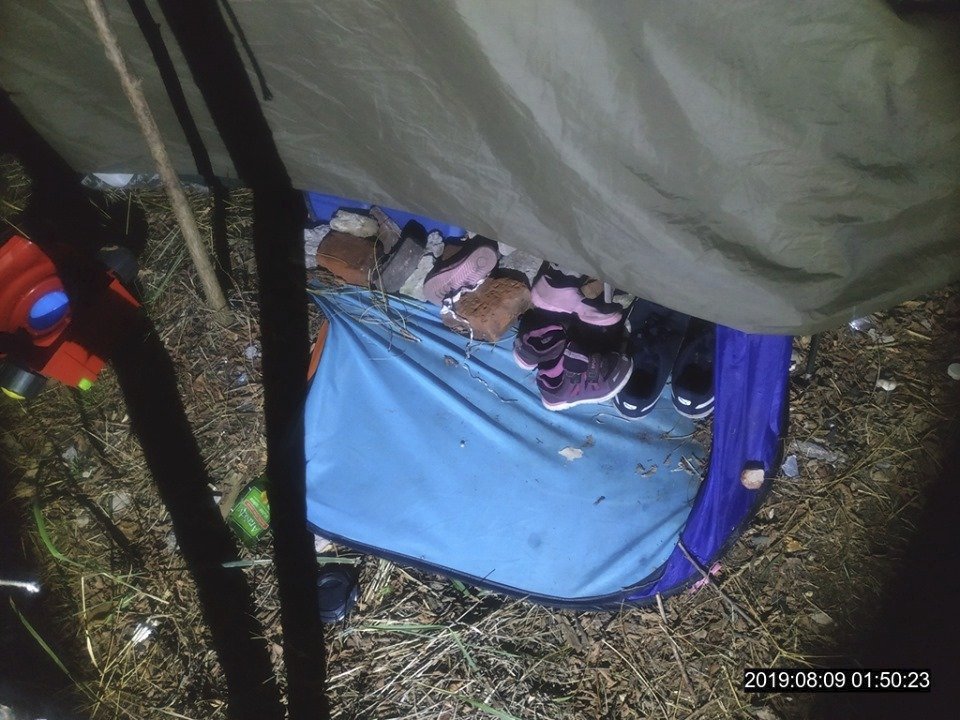 Strážníci našli rodinu, jak spí ve stanu: Zraněná dívenka jim bude odebrána!