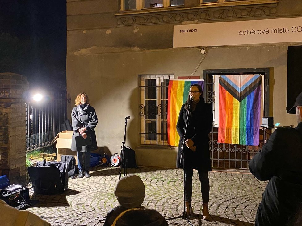 Rodiče proti nenávisti před slovenskou ambasádou