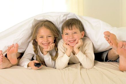 Spíte s dětmi v posteli? Podívejte se, jaké neuvěřitelné polohy mohou zaujmout