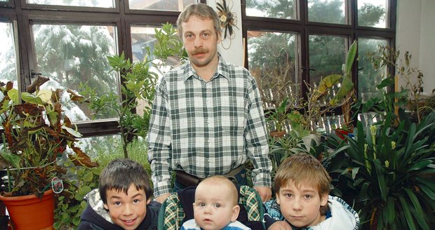 Roman Bečka a jeho tři synové zůstali sami. Požadují odškodnění ve výši 240 tisíc pro každého.