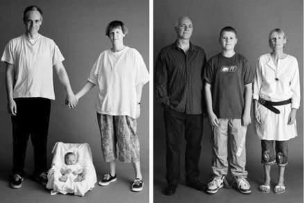 Máma, táta a syn se fotili dlouhých 21 let ve stejné pozici. Výsledek musíte vidět!
