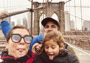 Šťastná rodina na Brooklyn Bridge, New York v USA