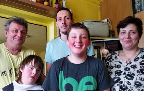 Tady byla rodina Haufových z Mostu ještě šťastná. Otec Radim, syn Tomáš, manželka Marcela a dole dvojčata. Downovým syndromem postižený Matyáš a Ondřej.