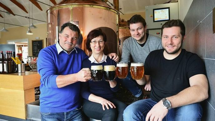 Rodina Husákových, spolumajitelů Rodinného pivovaru Zichovec