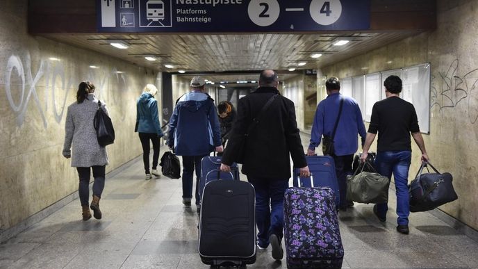 Rodina Iráčanů, která se chce vrátit do vlasti, odcestovala 7. dubna brzy ráno vlakem z Brna do Prahy na letiště. Přes Istanbul by měla odletět do Iráku. Důvodem návratu je stesk prarodičů po rodné zemi. Zbylých 16 Iráčanů, kteří našli zázemí v Brně, chce ve městě zůstat. ČR přijala bezmála 90 křesťanských uprchlíků,