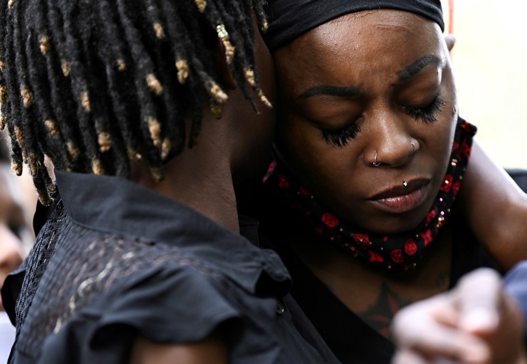 Sestry postřeleného Jacoba Letetra Wideman and Zanetia Blake během začátku jednoho z protestů (26.8.2020)