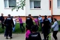 Drsná bitka rodinného klanu před zraky dětí: Rozhánět ho museli policisté!