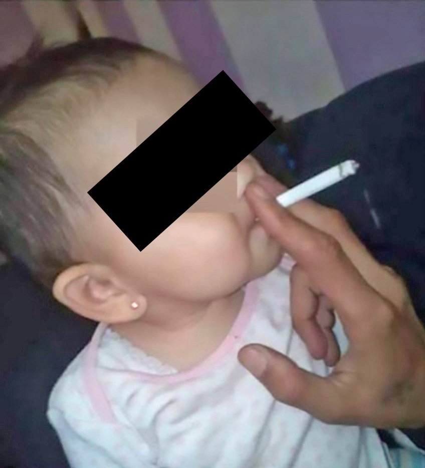 Otřesné! Otec učí malou dcerku kouřit.